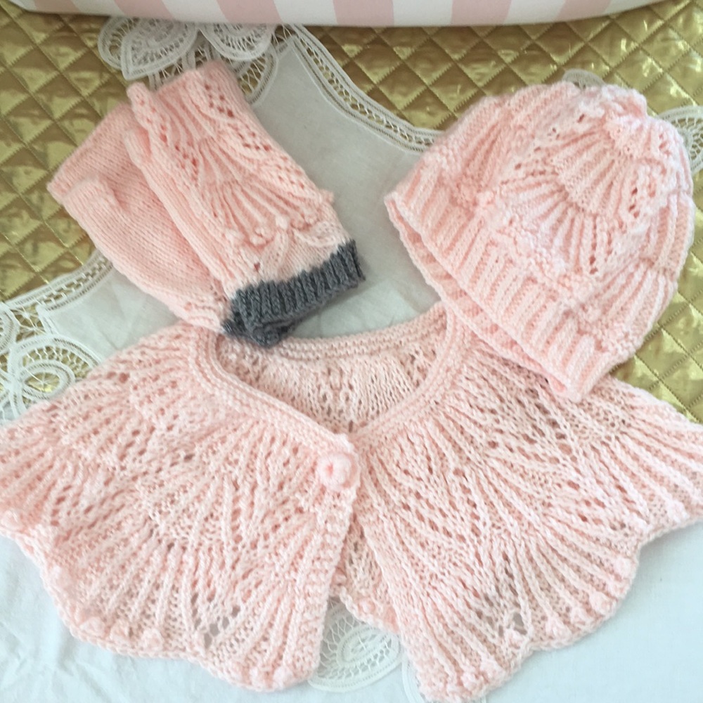 Elegant decorative collar round yoke with classic hat and finger less mittens